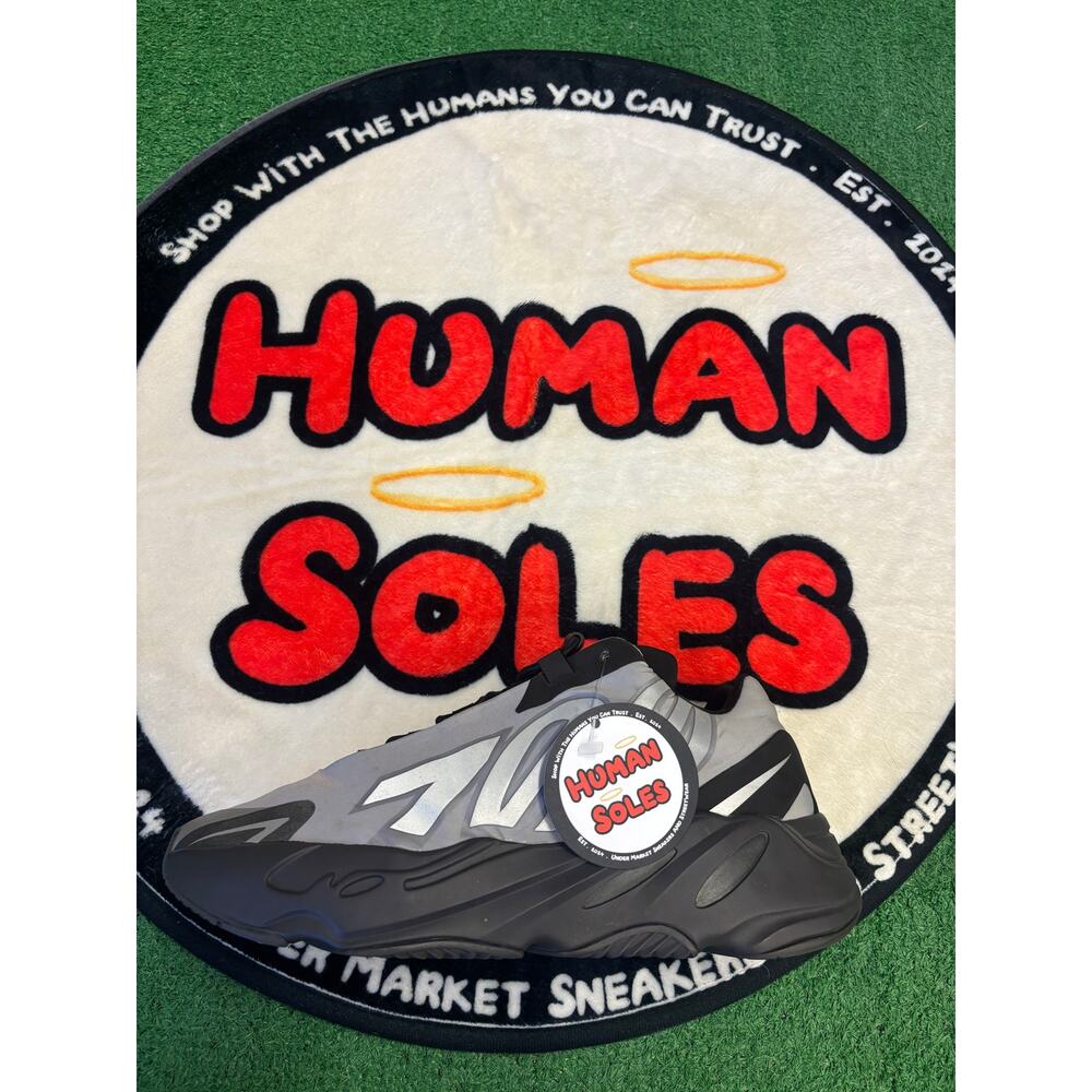 Yeezy Boost 700 ‘Metallic’|Size 10M